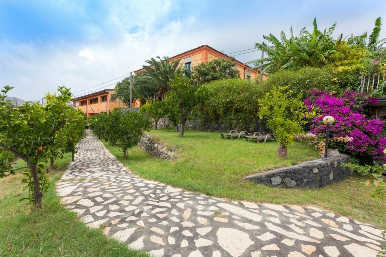 กาซาเล โรมาโน รีสอร์ต Hotel Motta Camastra ภายนอก รูปภาพ